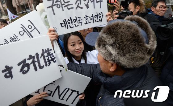 지난 1월 6일 오후 서울 종로구 일본대사관 앞에서 일본군위안부 문제 한일협상 타결 환영 집회를 갖기 위해 소녀상으로 이동하는 어버이연합회원들을 홍승희씨가 막아서고 있다.. 뉴스1 DB