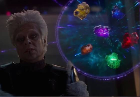 인피니트 스톤에 대해 설명하는 콜렉터 / 사진='가디언즈 오브 갤럭시' 스틸