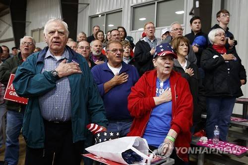 미국 오하이오 주 스프링필드에서 열린 공화당 대선후보 도널드 트럼프의 유세에 참석한 지지자들 [AP=연합뉴스 자료사진]