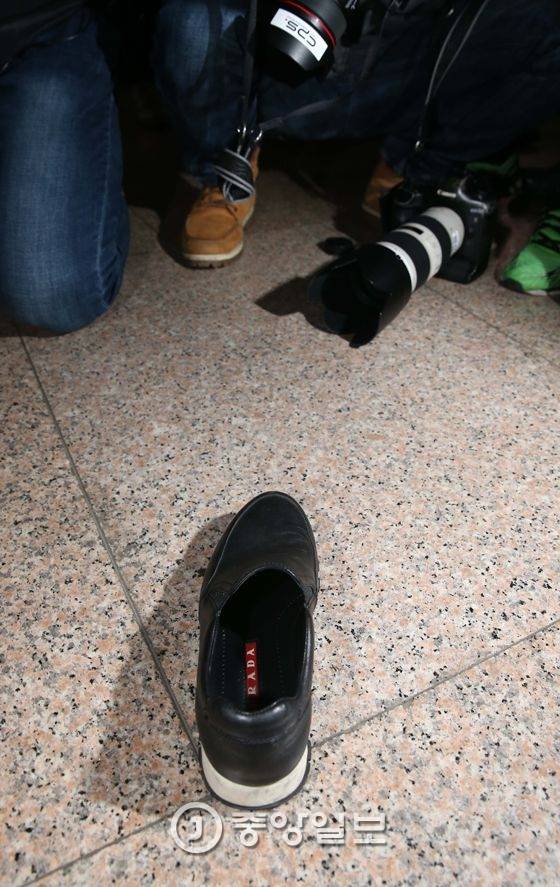 최순실씨가 31일 서울중앙지검에 출석하다 인파에 휩쓸려 남기고 간 프라다 신발. 김상선 기자