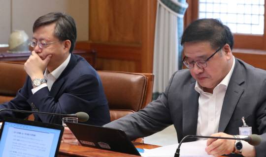 청와대 안종범(오른쪽) 전 정책조정수석과 우병우 전 민정수석이 지난 9월 22일 박근혜 대통령 주재로 열린 수석비서관회의에 참석해 심각한 표정으로 자료를 검토하고 있다. 연합뉴스