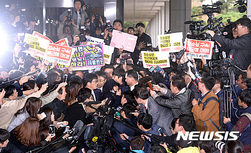 【서울=뉴시스】 장세영 기자 = 비선실세 의혹을 받고 있는 최순실이 3일 오후 서울중앙지방검찰청에 검찰 조사를 받기 위해 출두하고 있다. 2016.10.31.    photothink@newsis.com