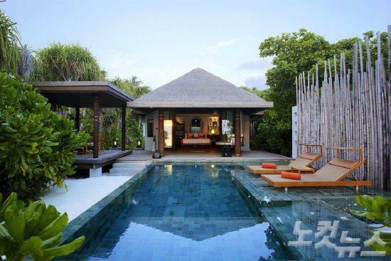 아난타라 비치 풀빌라 객실 외부, 개인 풀장과 선베드를 갖추고 있다.(사진=아난타라키하바 리조트 제공)