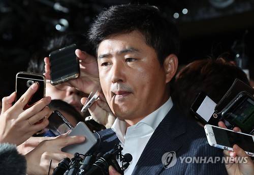 입 다문 고영태      (서울=연합뉴스) 김주형 기자 = 최순실 씨의 측근인 고영태씨가 지난 10월 31일 오후 검찰의 조사를 받고 서울중앙지검을 나서며 취재진의 질문을 듣고 있다.