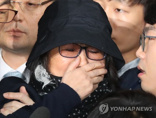 아수라장 속 검찰출두      (서울=연합뉴스) 서명곤 기자 = '비선 실세'로 지목된 최순실 씨가 31일 오후  피의자 신분으로 검찰 특별수사본부에서 조사를 받기 위해 서울 서초구 서울중앙지검으로 들어서고 있다.