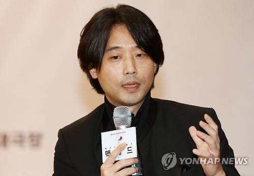 (서울=연합뉴스) 이재희 기자 = 31일 오후 서울 종로구 세종문화회관 연습실에서 열린 오페라 '맥베드' 작품설명회에서 구자범 지휘자가 작품설명을 하고 있다. 2016.10.31