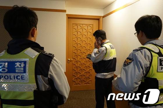 1일 주민들에 의해 점거된 안희정 충남도지사집무실 앞에서 경찰이 통화를 시도하고 있다© News1