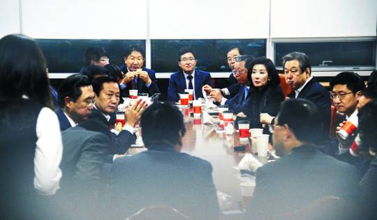 새누리당 김무성 전 대표(오른쪽 두 번째)가 31일 오전 나경원 의원을 비롯한 비박계 의원들과 국회 의원회관에 모여 '최순실 게이트' 수습방안을 논의하고 있다. 이동희 기자