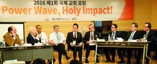 국민일보와 국민일보목회자포럼, 순복음대학원대학교가 1일 서울 여의도 국민일보빌딩 그레이스홀에서 개최한 ‘제1회 국제교회포럼’에서 패널들과의 질의 응답 순서가 진행되고 있다. 왼쪽부터 다비드 덴티코, 로이 루이스, 앤드류 젠킨스, 데이비드 패터슨, 한별(서울 대치순복음교회), 마크 앤드류스, 김영복(갈릴리교회), 김삼환(김포순복음교회), 손철구(홍익교회) 목사. 강민석 선임기자