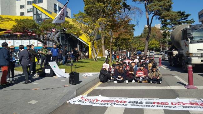 [사진=경희대 학생과 교수 등 300여명이 1일 오전 11시 30분께 시국선언문을 팔표하고 박근혜 정권의 퇴진을 요구했다.]