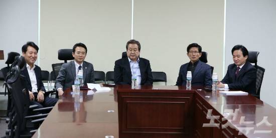 새누리당 김무성 전 대표 등 대선후보로 거론되는 인사들이 1일 오후 국회 의원회관에서 최순실게이트 관련 수습대책을 논의하려고 비공개로 만나 이야기하고 있다. 왼쪽부터 오세훈 전 서울시장, 남경필 경기지사, 김 전 대표, 김문수 전 경기지사, 원희룡 제주지사. (사진=윤창원 기자)