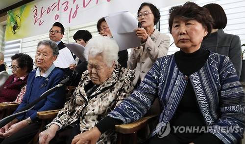 회견문 낭독하는 안이정선 대표      (경기광주=연합뉴스) 홍기원 기자 = 1일 오후 경기도 광주시 퇴촌면 일본군 위안부 피해 할머니들의 쉼터 나눔의집에서 열린 '일본군 성노예 피해자 문제 유네스코 세계기록유산 등재를 위한 민간 국제모금운동 전개 기자회견'에서 안이정선 정신대할머니와함께하는시민모임 대표가 기자회견문을 낭독하고 있다. 2016.11.1      xanadu@yna.co.kr