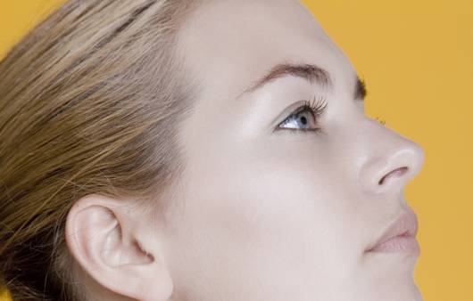 여성의 옆 얼굴