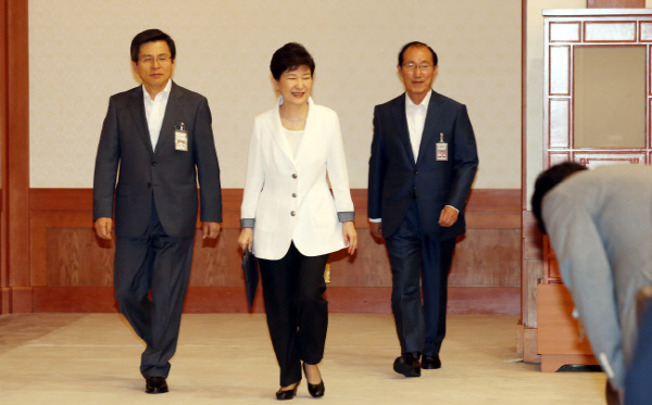 박근혜 대통령이 지난 8월 12일 황교안 국무총리, 이원종 대통령 비서실장과 함께 임시국무회의장에 입장하고 있다. 청와대 사진기자단