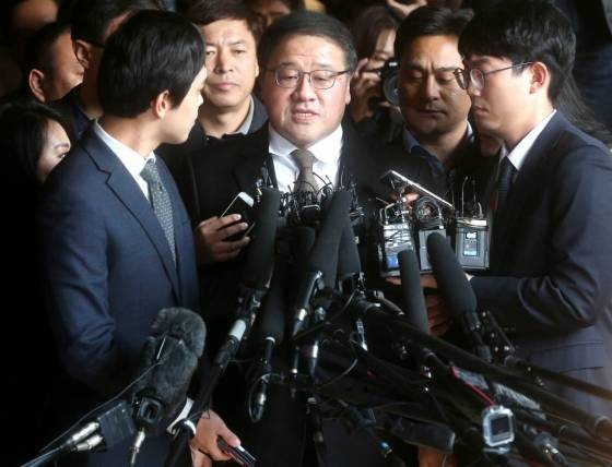 미르, K스포츠재단 설립 과정에서 대기업들에 자금출연을 압박했다는 혐의를 받고 있는 안종범 전 청와대 정책조정수석이 2일 오후 서초동 서울중앙지검에 피의자 신분으로 출석하고 있다./ 사진=홍봉진 기자