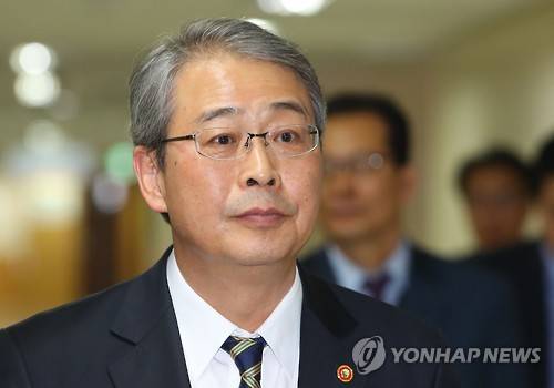 신임 경제부총리에 내정된 임종룡 위원장      (서울=연합뉴스) 김주성 기자 = 신임 경제부총리로 내정된 임종룡 금융위원장이 2일 오전 서울 세종로 정부서울청사에서 기자회견을 하려고 브리핑룸으로 이동하고 있다.