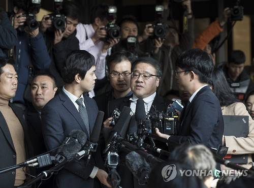 취재진 질문에 답하는 안종범      (서울=연합뉴스) 윤동진 기자 = 안종범 전 청와대 정책조정수석비서관이 2일 오후 서울 서초동 중앙지검으로 들어서며 취재진 질문에 답하고 있다.      검찰은 피의자 신분으로 소환된 안 전 수석을 상대로 미르·K스포츠재단 설립 과정에서 청와대가 어떤 역할을 했는지에 대해 집중 추궁할 계획이다.