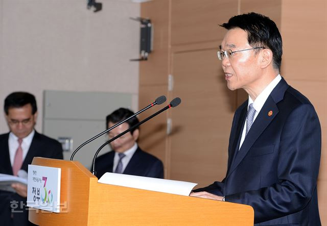 3일 세종로 정부 서울청사에서 강호인 국토교통부 장관이 실수요 중심의 시장형성을 통한 주택시장의 안정적 관리방안에 대해 설명하고 있다.고영권기자youngkoh@hankookilbo.com