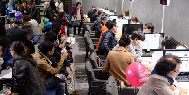 정부가 3일 새 부동산 대책을 내놨다. 주택시장을 장악한 투기수요를 걷어내고 실수요자들에게 주택 당첨 가능성을 높여주는 게 지상과제다. 서울의 한 아파트 견본주택에 몰린 사람들. [사진=헤럴드경제DB]