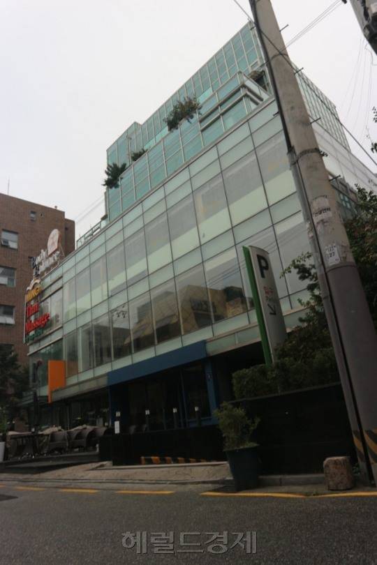 [사진설명=최순실 씨가 소유한 서울 강남구 신사동 미승빌딩.&nbsp;&nbsp;&nbsp;&nbsp; 이세진 기자/jinlee@heraldcorp.com]