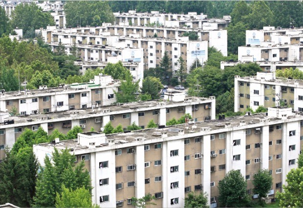 내년에 일반 분양을 앞두고 있는 서울 강동구 고덕지구의 재건축 추진 아파트. 한경DB