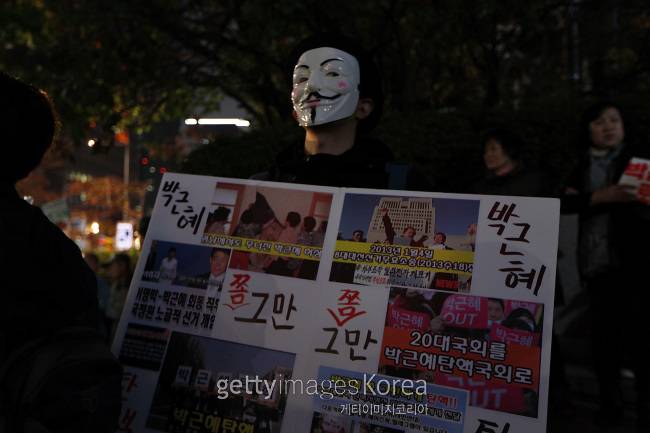 5일 촛불집회에는 많은 참가자들이 가면과 복면을 쓰고 최순실 사태를 풍자할 것으로 보인다. 대법원 양형위원회는 얼굴을 가린 채 불법 시위를 할 경우 가중처벌키로 했으나 시민사회는 집회ㆍ시위 과정에서 개인의 자유를 지나치게 억압한다고 반발하고 있다. 지난 29일 촛불 집회에서 가이 포크스 가면을 쓰고 집회에 참가한 시민.&nbsp;&nbsp;&nbsp;&nbsp; [사진=게티이미지]