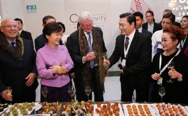 제44차 WEF(세계경제포럼.다보스포럼) 연차총회 참석차 다보스에 도착한 박근혜 대통령이 2014년 1월 21일 오후(현지시간) 스위스 다보스 벨베데레호텔에서 열린 ‘한국의 밤’ 행사에서 참석자들과 건배하고 있다. 오른쪽부터 이미경 CJ그룹 부회장, 싸이, 존 넬슨 로이드 회장, 박 대통령, 야콥 프랜켈 JP모건체이스 인터내셔널 회장.&nbsp;&nbsp;&nbsp; &nbsp;[사진출처 = 청와대 홈페이지]