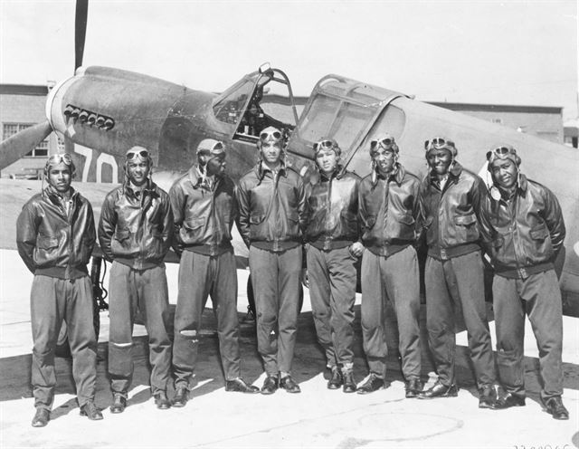 1941년 터스커기에서 탄생한 미국 최초 흑인 전투비행단. 그들은 극심한 냉대와 멸시를 견디며 2차대전 유럽전선에서 ‘레드 테일 에인절스’의 전설을 창조했다. Tuskegee.edu