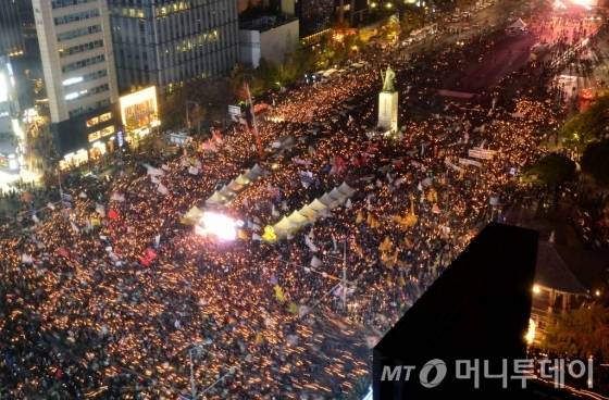 5일 저녁 서울 광화문광장에서 열린 '모이자! 분노하자! 내려와라 박근혜 2차 범국민행동' 문화제에 참석한 시민 약 20만명(주최측 추산)이 행진하고 있다. /사진=홍봉진 기자