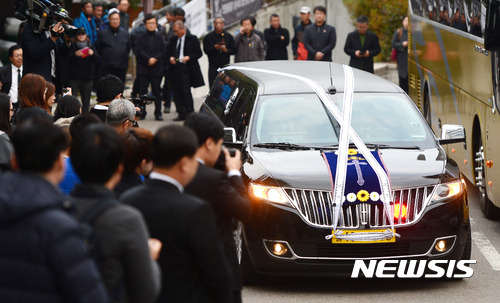 【서울=뉴시스】임태훈 기자 =  故 백남기 농민의 발인식이 엄수된 5일 오전 서울 종로구 서울대병원 장례식장에서 고인의 운구차량이 명동성당으로 이동하고 있다. 2016.11.05.   taehoonlim@newsis.com
