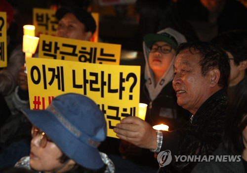 (제주=연합뉴스) 박지호 기자 = 5일 오후 제주시청 어울림마당에서 민중총궐기 제주위원회 주최로 대통령 하야 촉구 촛불집회가 열리고 있다. 2016.11.5  jihopark@yna.co.kr  (끝)