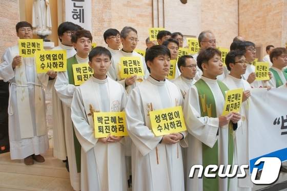 천주교 정의구현 청주교구사제단은 7일 최순실 국정농단과 관련해 박근혜 대통령 퇴진을 촉구하는 시국미사를 봉헌했다. 미사를 마친 천주교 정의구현 청주교구사제단이 대통령 퇴진을 요구하는 성명서를 낭독하고 있다. (자료 사진) 2016.11.7/ © News1 남궁형진 기자