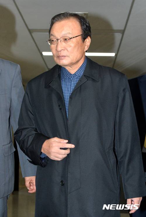 【서울=뉴시스】박진희 기자 = 더불어민주당 이해찬 의원이 3일 오전 서울 여의도 국회에서 열린 긴급 의원총회장으로 향하고 있다. 2016.10.03.   pak7130@newsis.com