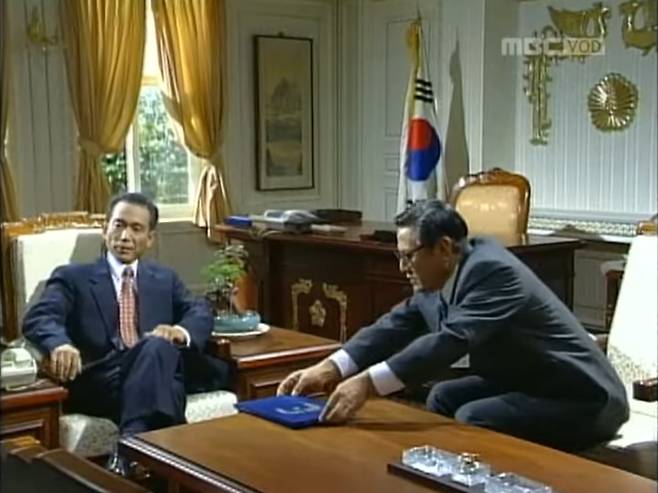 박근혜 대통령과 최태민 씨 관계에 대해 다뤘던 1995년 MBC 드라마 ‘제4공화국’. 사진은 김재규 중앙정보부장(박근형 분)이 박정희 대통령(이창환 분)에게 박근혜-최태민 문제를 보고하기 위해 독대하는 장면. 박근혜 대통령과 최태민 씨 관계에 대해 다뤘던 1995년 MBC 드라마 ‘제4공화국’. 사진은 김재규 중앙정보부장(박근형 분)이 박정희 대통령(이창환 분)에게 박근혜-최태민 문제를 보고하기 위해 독대하는 장면.