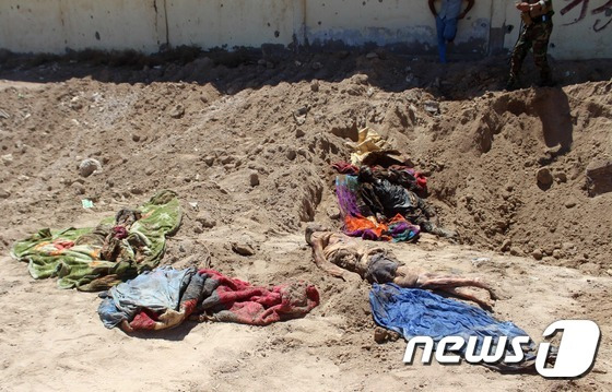 지난 4월 이라크 중부 라마디에서 발견된 집단 무덤서 나온 시신과 옷가지.  © AFP=뉴스1