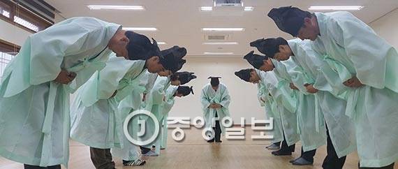 지난달 28일 한국선비문화연구원에서 경남 지역교육청과 학교 공무원들이 선비복장으로 예절교육을 받고 있다. [산청=위성욱 기자]