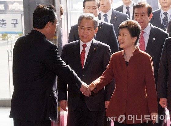 박근혜 대통령이 8일 오전 정세균 국회의장과 회동을 위해 서울 여의도 국회 본청으로 들어서며 정진석 새누리당 원내대표와 악수하고 있다.2016.11.8/뉴스1