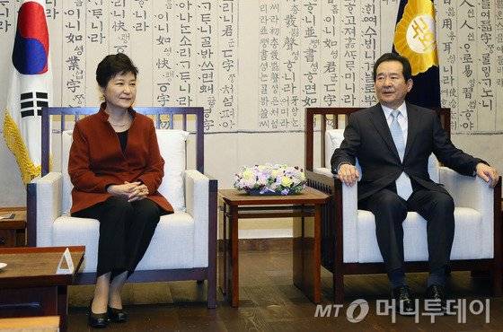 박근혜 대통령과 정세균 국회의장이 8일 서울 여의도 국회 의장 접견실에서 회동을 갖고 있다. 박 대통령은 이 자리에서 국회가 총리를 추천해준다면 총리로 임명해 내각을 통할하도록 하겠다고 밝혔다. (국회 제공) 2016.11.8/뉴스1  <저작권자 © 뉴스1코리아, 무단전재 및 재배포 금지>