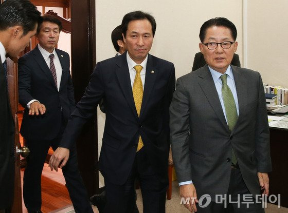 우상호 더불어민주당 원내대표와 박지원 국민의당 비상대책위원장 겸 원내대표가 8일 서울 여의도 국회에서 열린 정세균 국회의장-여야3당 원내대표 회동을 마친 뒤 의장실을 나서고 있다. 2016.11.8/뉴스1  <저작권자 © 뉴스1코리아, 무단전재 및 재배포 금지>