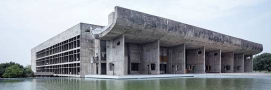 르코르뷔지에가 사촌인 피에르 잔느레(1896∼1967)와의 협업으로 설계한 인도 찬디가르의 국회의사당. 습하고 더운 인도의 기후를 고려해 건물 및 가구가 통풍이 잘 되도록 지어져 있다. 아래 오른쪽 작은 사진은 르코르뷔지에 설계로 1955년 프랑스 롱샹마을에 세워진 롱샹성당.  ⓒFLC/ADAGP, 2016