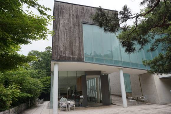 노출 콘크리트 와 나무, 반투명 유리로 된 의재미술관 전시동 건물.