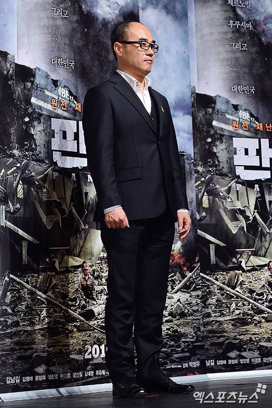 강신일 영화 판도라 제작보고회 전신 모습