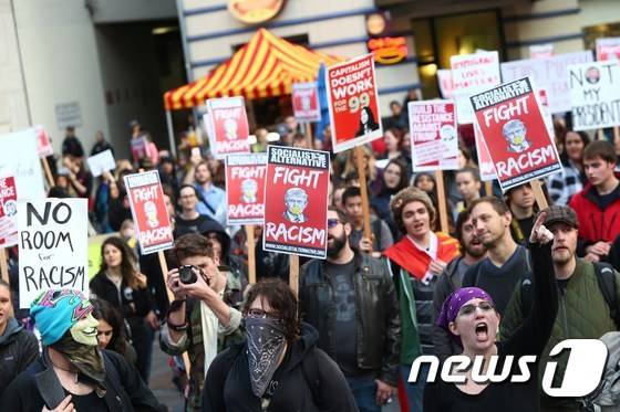 9일(현지시간) 워싱턴 시애틀의 반 트럼프 시위대. © AFP=뉴스1