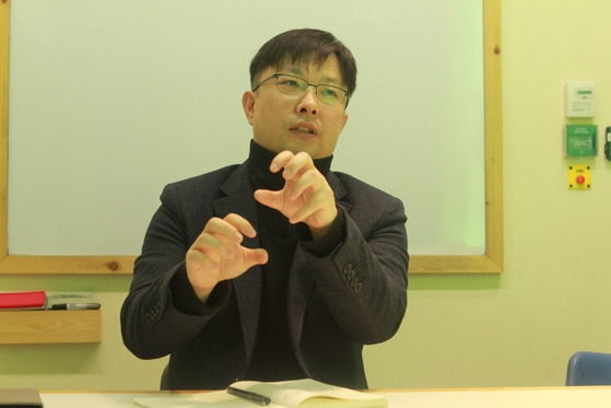 김준석 네이버랩스 파파고 리더가 음성 인식과 음성 합성의 차이에 대해 설명하고 있다. /네이버 제공