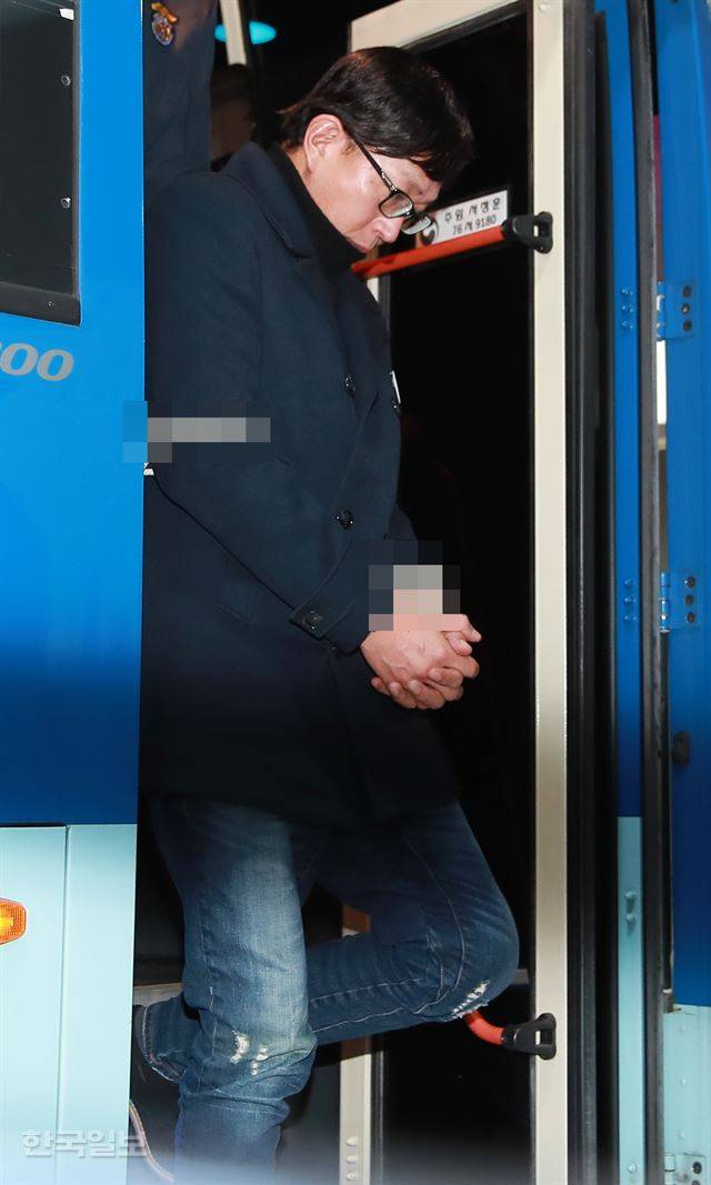귀국 후 심야 조사를 받고 서울구치소에 수감됐던 차은택씨가 9일 오전 서울 서초구 서울중앙지검에 재소환돼 호송차에서 내리고 있다. 홍인기 기자
