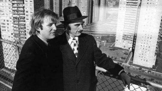 도널드 트럼프가 1973년 아버지 프레드 트럼프와 함께 뉴욕 퀸스에 있는 트럼프 빌리지 옥상에서 부동산 개발 현장을 둘러보고 있다. 트럼프 페이스북, 뉴욕타임스·포브스 등