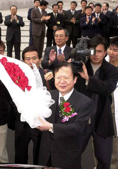 ⓒ연합뉴스 2002년 1월 심 전 고검장이 퇴임식을 마치고 검찰청사를 떠나고 있다. 그는 참여정부 시절 법무부 장관직을 제의받았으나 고사했다.