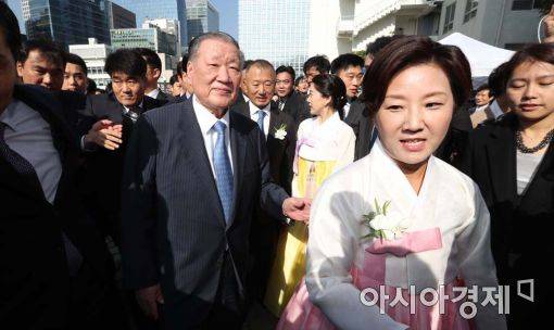 11일 정몽구 현대차그룹회장이 명동성당에서열린 외손녀 선아영씨의 결혼식에 참석하기위해 입장하고있다.