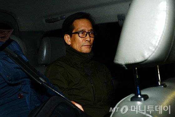 해운대 엘시티 사업과 관련해 500억원 이상의 회삿돈을 빼돌린 후 잠적한 엘시티(LCT) 시행사 실소유주 이영복(66) 회장이 10일 오후 서울 강남구 개포동 수서경찰서에서 부산지검으로 이송되고 있다. 지난 8월께 부산지검 동부지청이 엘시티 비리 수사와 관련해 이 회장은 소환하려고 했지만 이 회장이 종적을 감춘 뒤 수행비서 장모씨의 도움을 받아 3개월가량 서울에 은신해 있었다. 한편 엘시티 사업은 부산 해운대해수욕장 동쪽 6만5934㎡에 달하는 대규모 부지에 2조7000억원을 투입해 85~101층 높이의 복합리조트를 건설하는 초대형 사업이다. 2016.11.10/뉴스1  <저작권자 © 뉴스1코리아, 무단전재 및 재배포 금지>