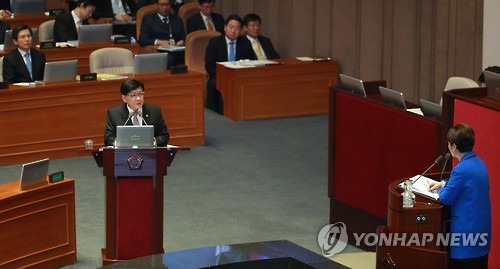 답변하는 복지부 장관      (서울=연합뉴스) 홍해인 기자 = 정진엽 보건복지부 장관이 11일 오후 국회 본회의장에서 열린 이른바 '최순실 게이트'의 진상을 규명하기 위한 긴급현안질문 중 더불어민주당 이언주 의원의 질의에 답하고 있다.